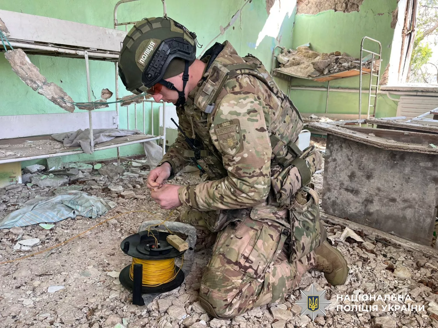 На Миколаївщині спери знищили касетний боєприпас, знайдений на території дитсадка. Фото: Нацполіція