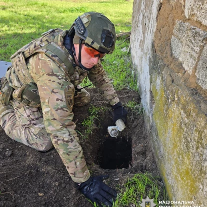 На Миколаївщині спери знищили касетний боєприпас, знайдений на території дитсадка. Фото: Нацполіція