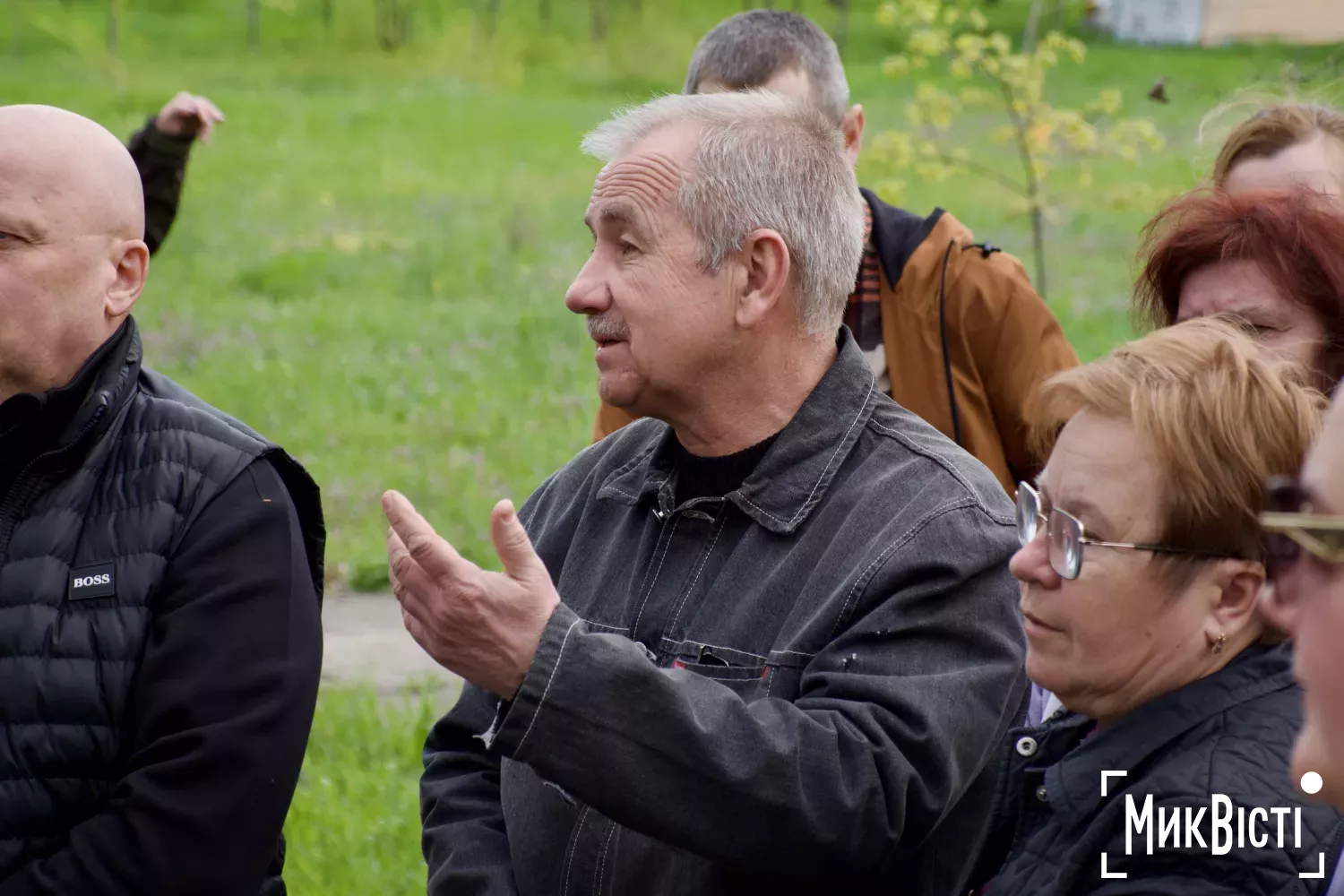 Миколаївці зібралися на території, де планують побудувати АЗС. Фото: НикВести, Кірілл Витвицький