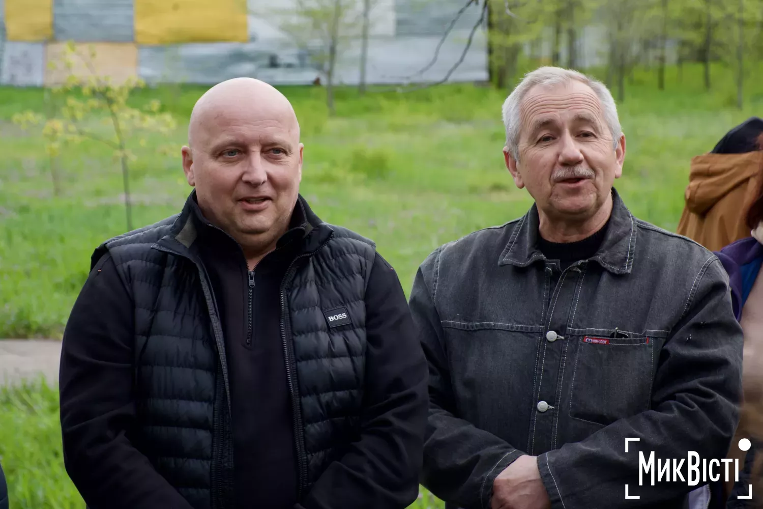 Миколаївці зібралися на території, де планують побудувати АЗС. Фото: НикВести, Кірілл Витвицький