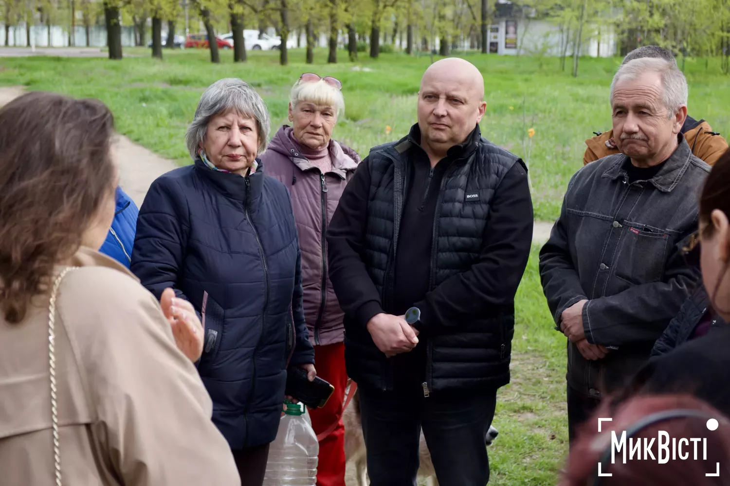 Миколаївці зібралися на території, де планують побудувати АЗС. Фото: НикВести, Кірілл Витвицький