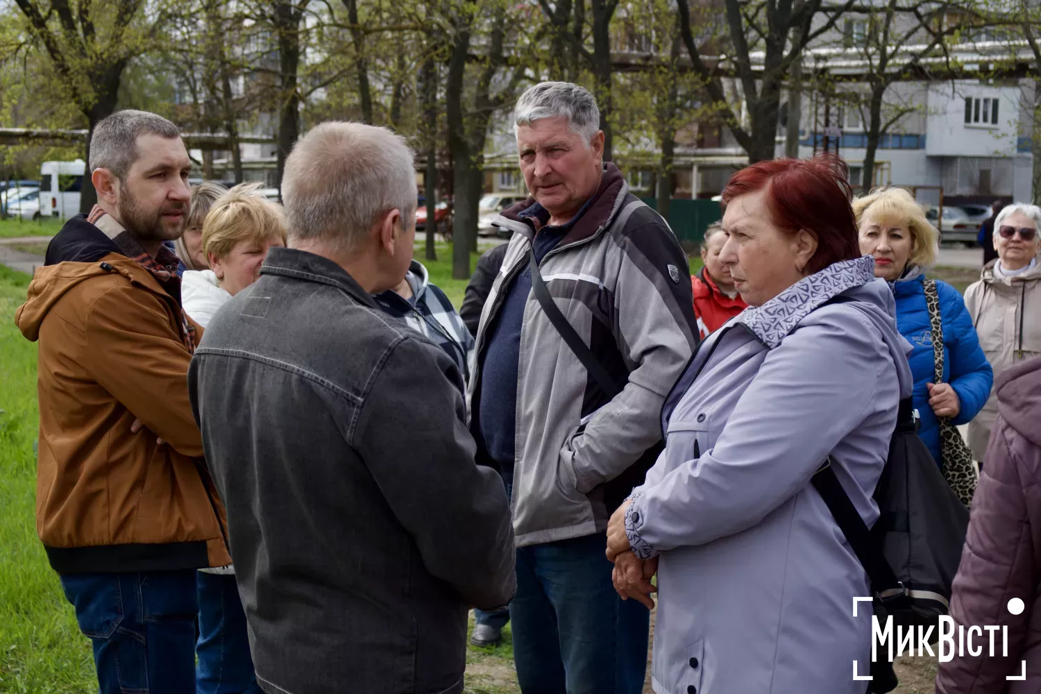 Миколаївці зібралися на території, де планують побудувати АЗС. Фото: НикВести, Кірілл Витвицький