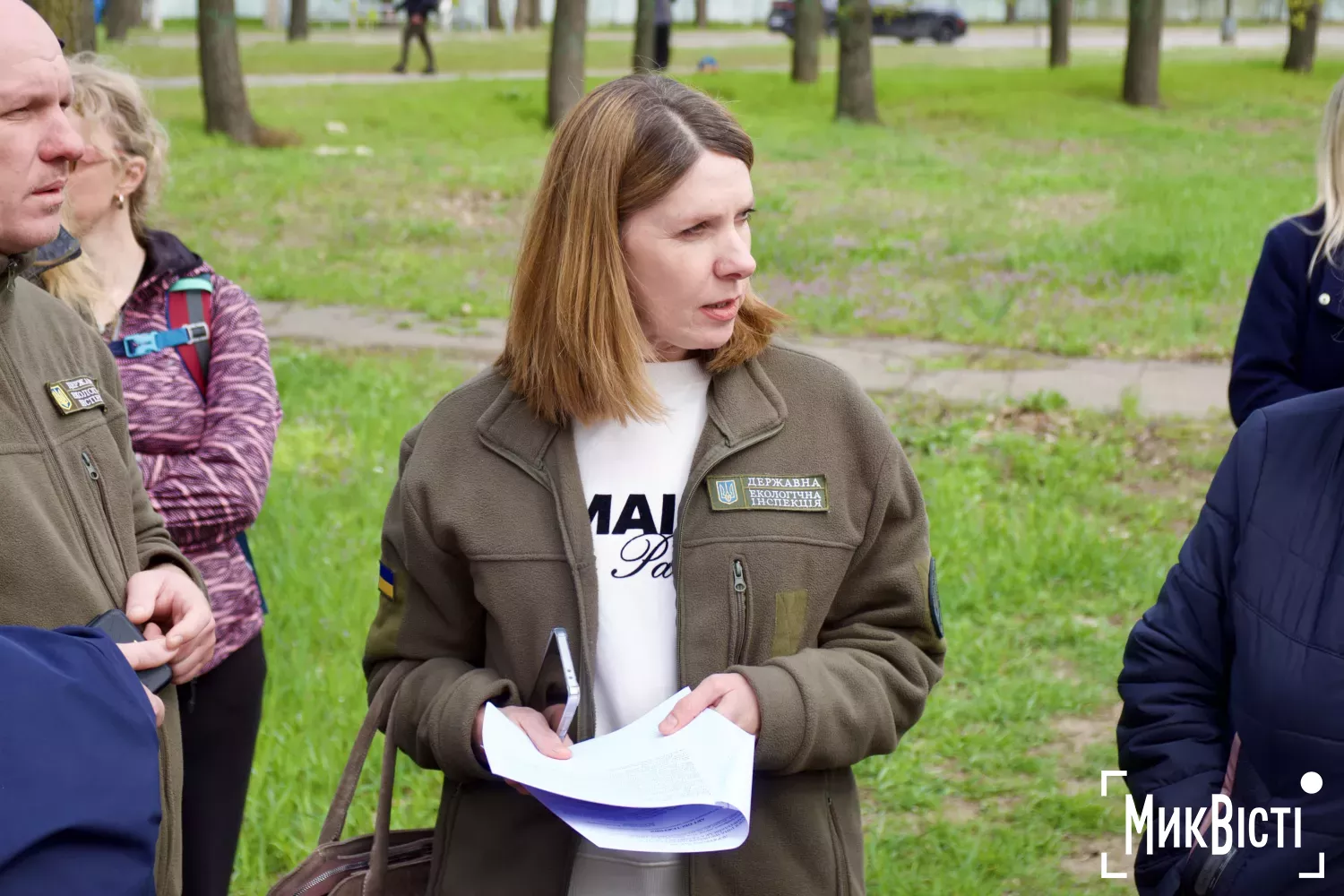 Миколаївці зібралися на території, де планують побудувати АЗС. Фото: НикВести, Кірілл Витвицький