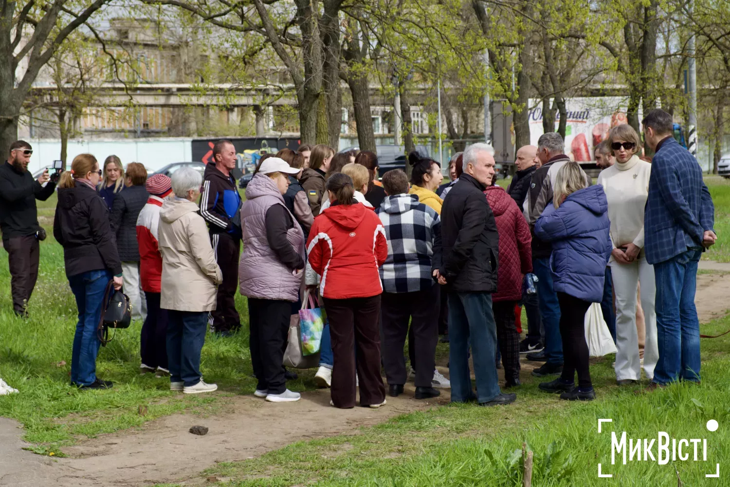 Миколаївці зібралися на території, де планують побудувати АЗС. Фото: НикВести, Кірілл Витвицький