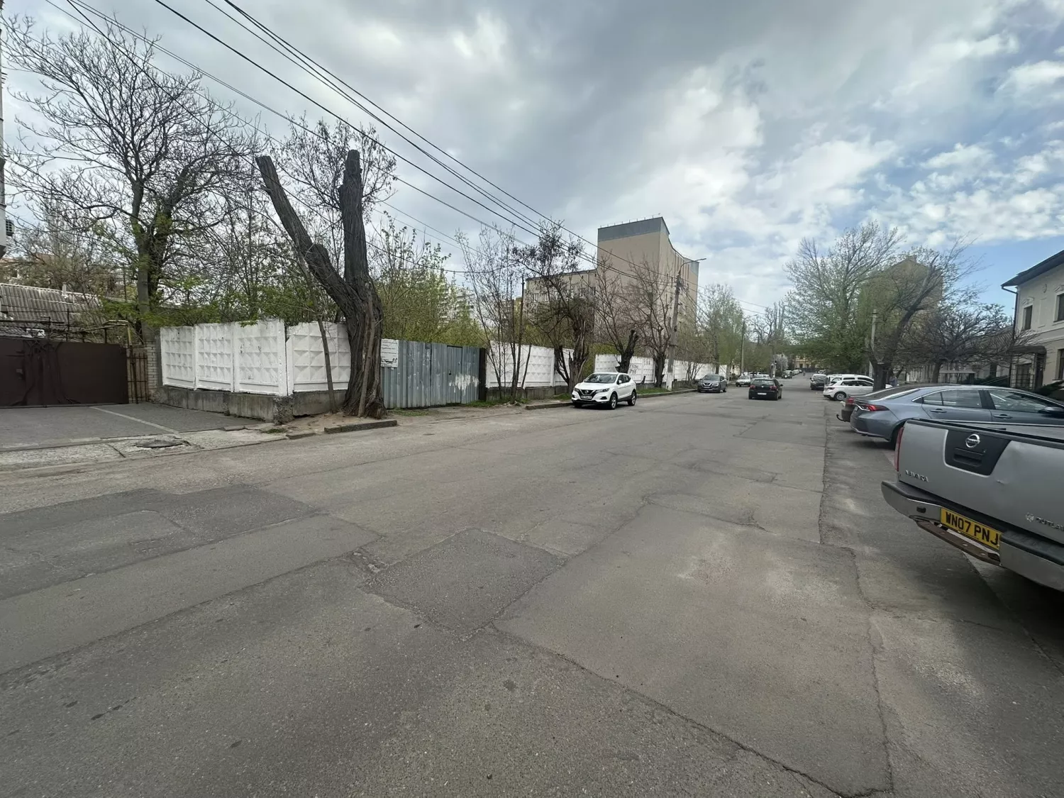 Недобудова у центрі Миколаєва, де паркан перекрив пішохідну зону. Фото: Вадим Пашкевич