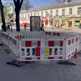 В Одесі під Дерибасівською під час ремонту знайшли старовинний кам’яний міст. Фото: Південний кур’єр