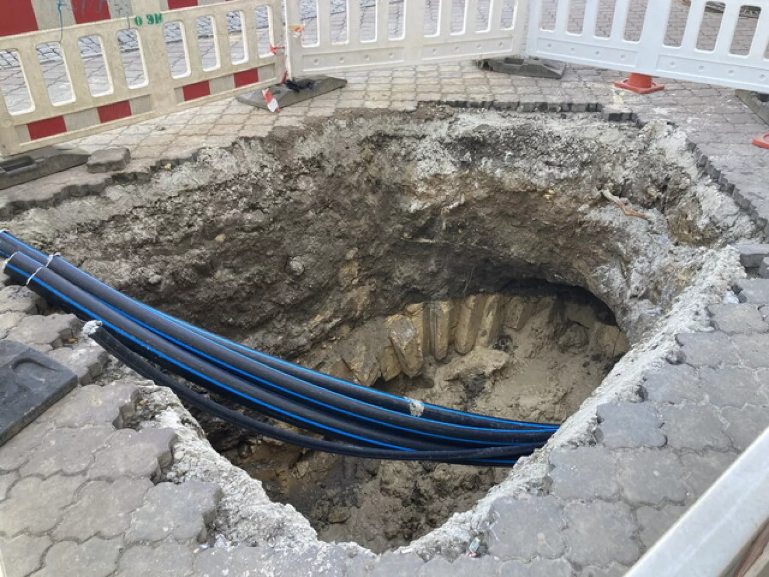 В Одесі під Дерибасівською під час ремонту знайшли старовинний кам’яний міст. Фото: Південний кур’єр