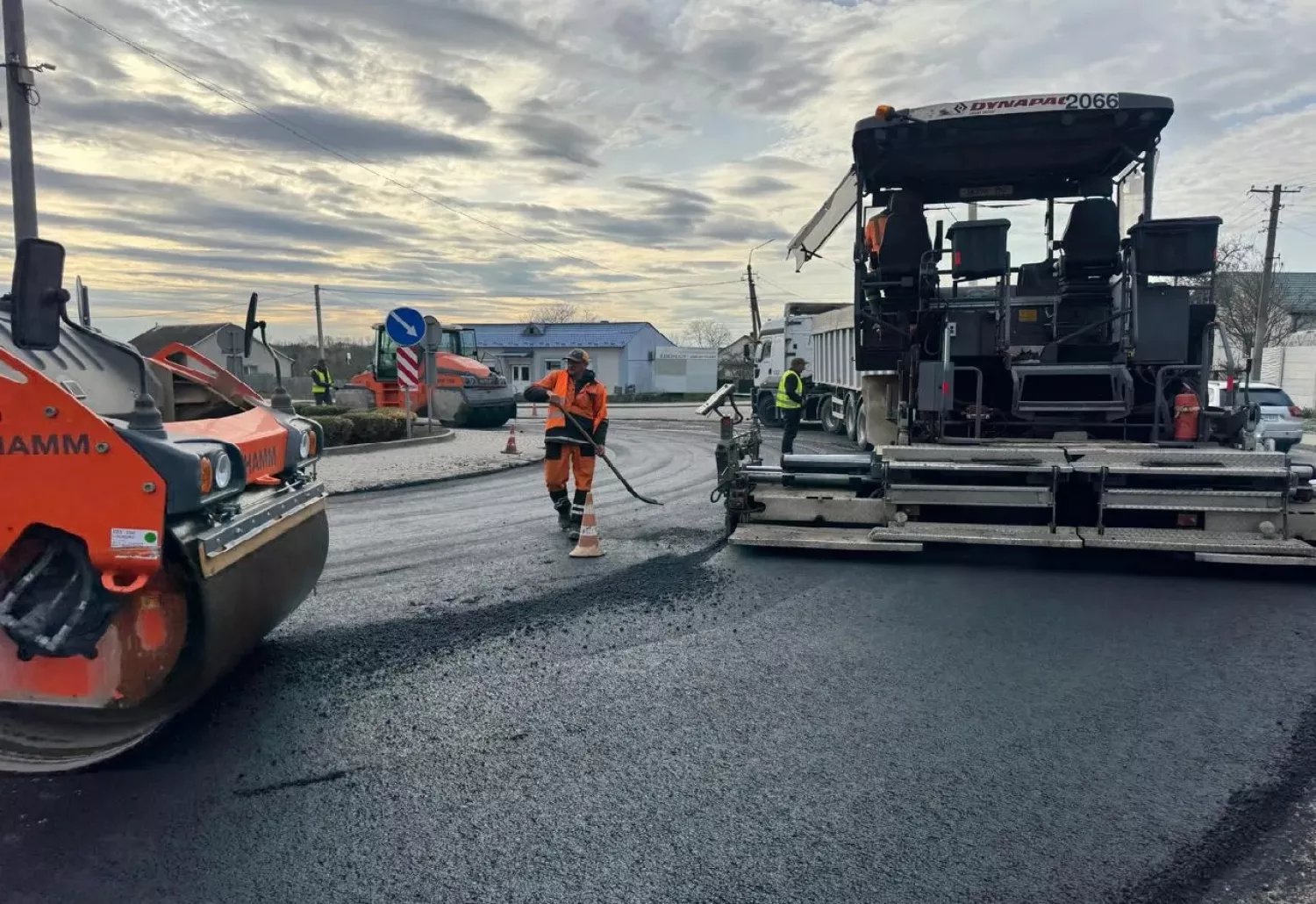 Дорожники ремонтують автошляхи. Фото: Агенція відновлення