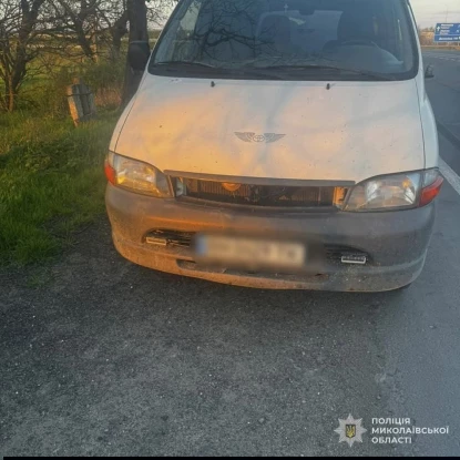 На Миколаївщині водій мікроавтобуса збив пішохода і втік. Фото: Поліція Миколаївщини