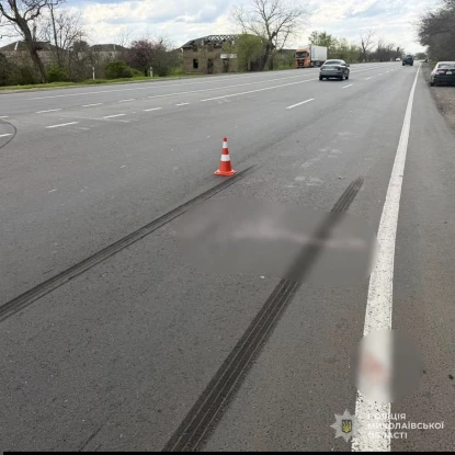 На Миколаївщині водій мікроавтобуса збив пішохода і втік. Фото: Поліція Миколаївщини