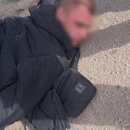 У Чернігові поліція затримала чоловіка зі стартовим пістолетом. Фото: Нацполіція