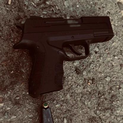 У Чернігові поліція затримала чоловіка зі стартовим пістолетом. Фото: Нацполіція