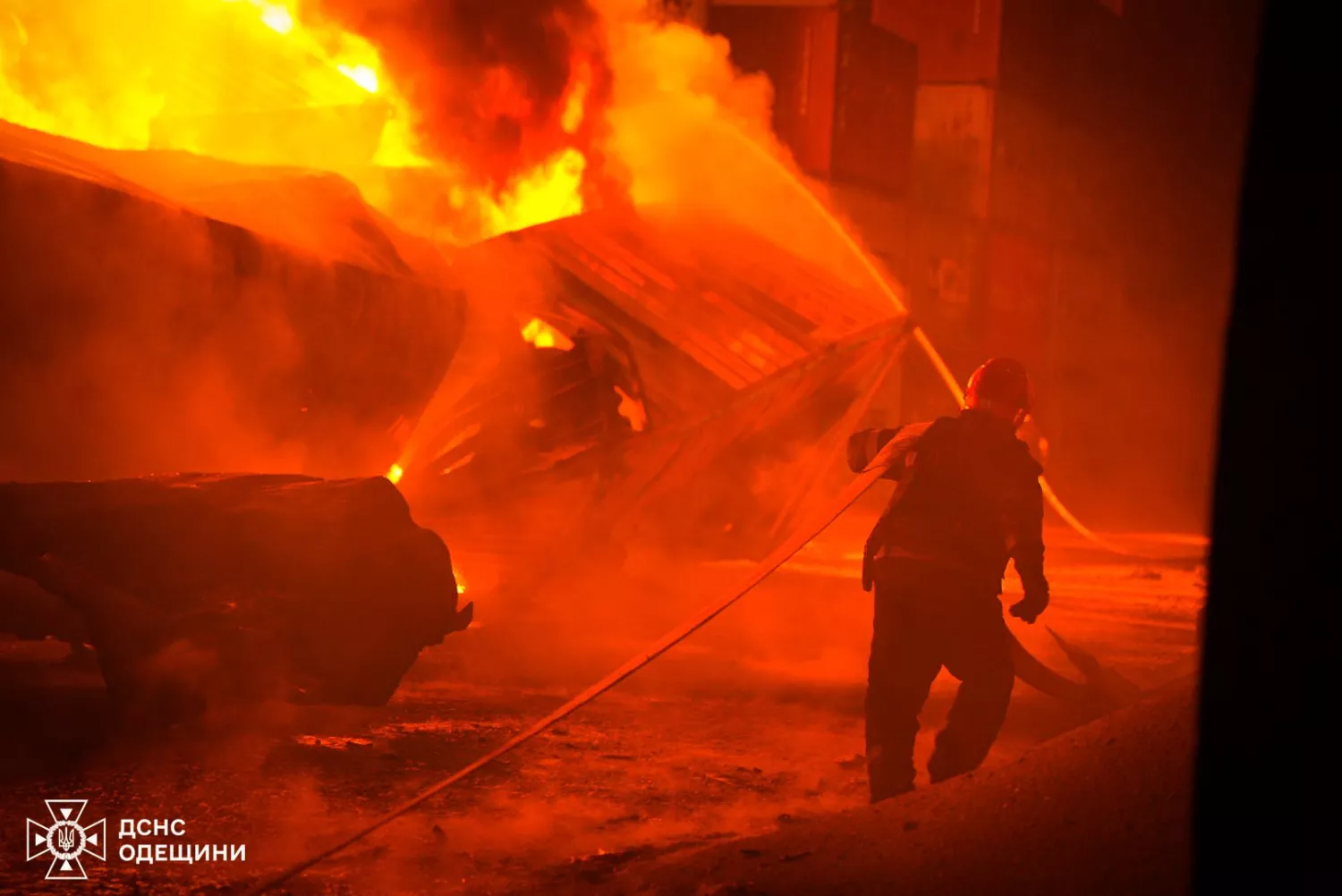 Наслідки обстрілу Одещини 2 квітня. Фото: ДСНС