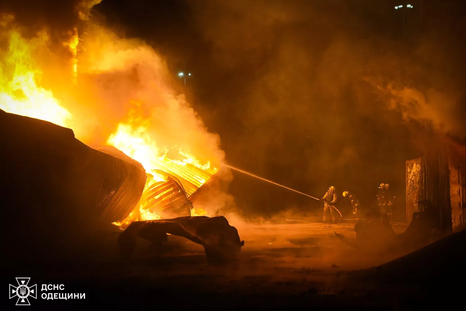 Наслідки обстрілу Одещини 2 квітня. Фото: ДСНС