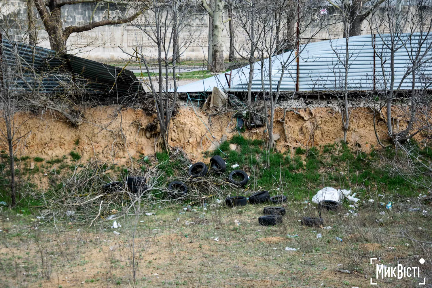 На території вже повно сміття та шин. Фото «НикВести»