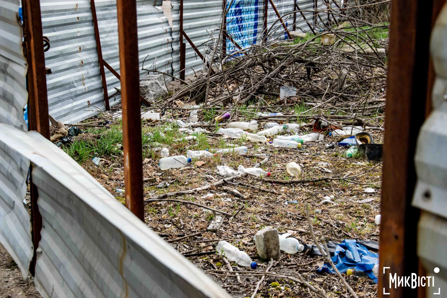 На території вже повно сміття та шин. Фото «НикВести»