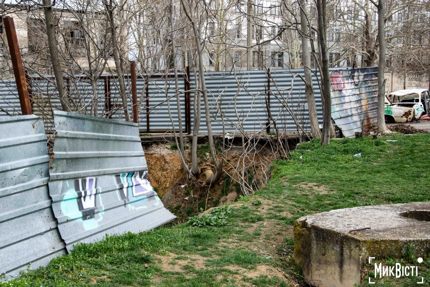 Паркан поламаний вже у декількох місцях. Фото «НикВести»