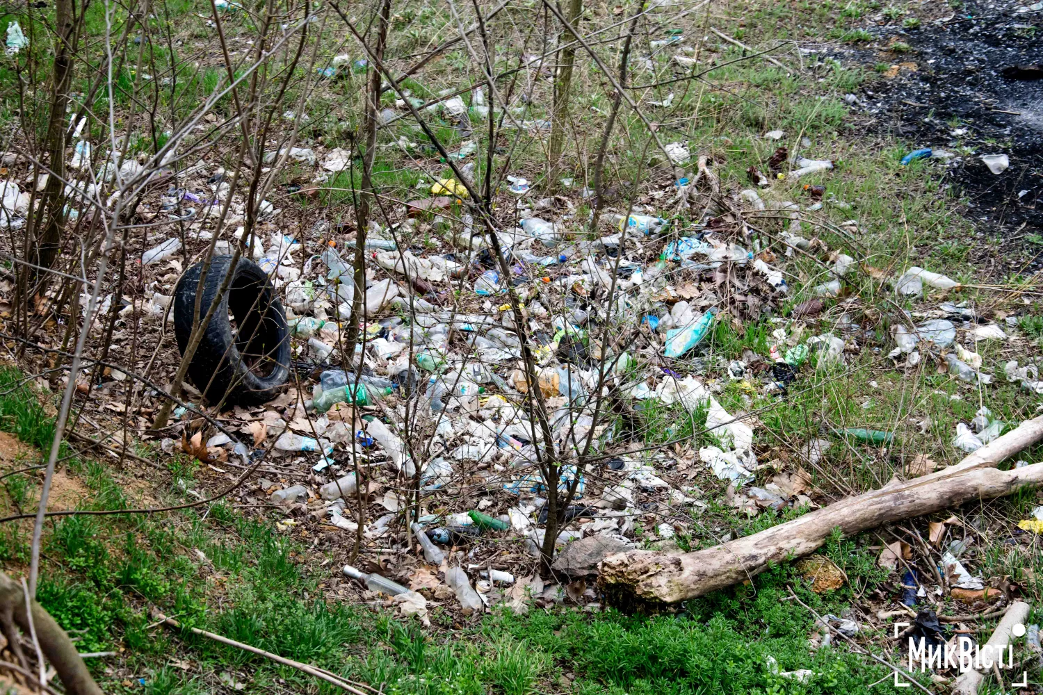 На території вже повно сміття та шин. Фото «НикВести»