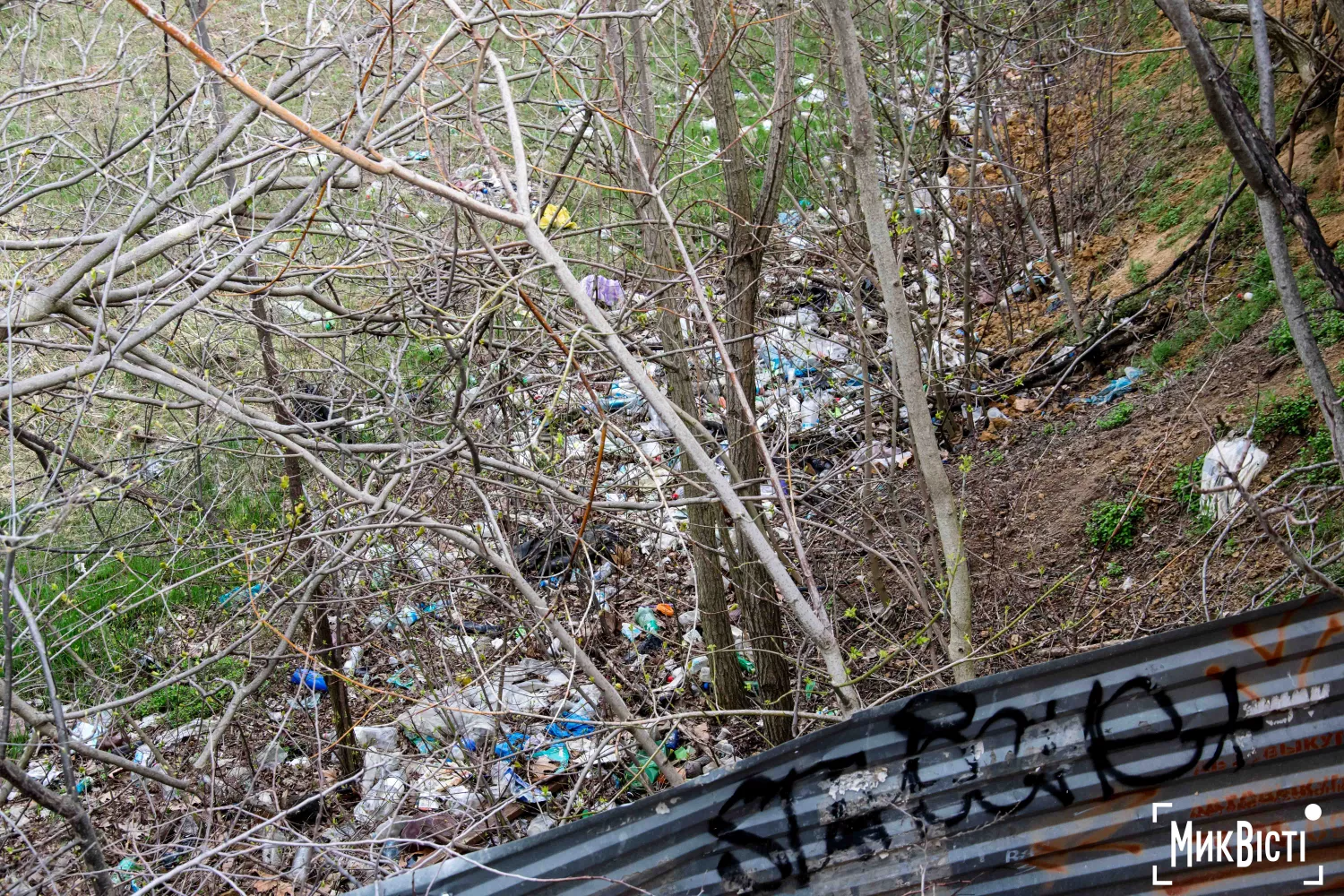 На території вже повно сміття та шин. Фото «НикВести»