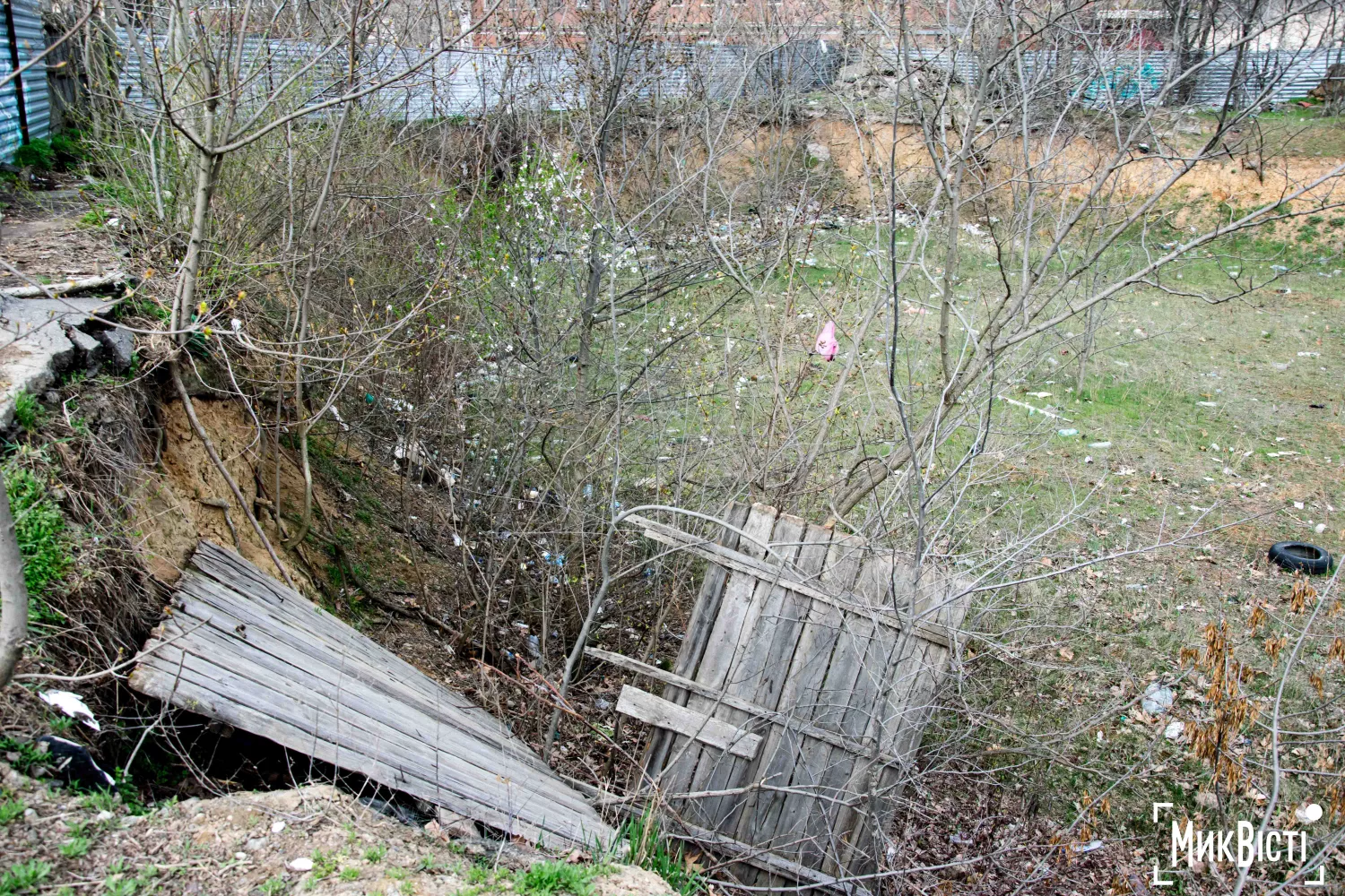 Паркан поламаний вже у декількох місцях. Фото «НикВести»