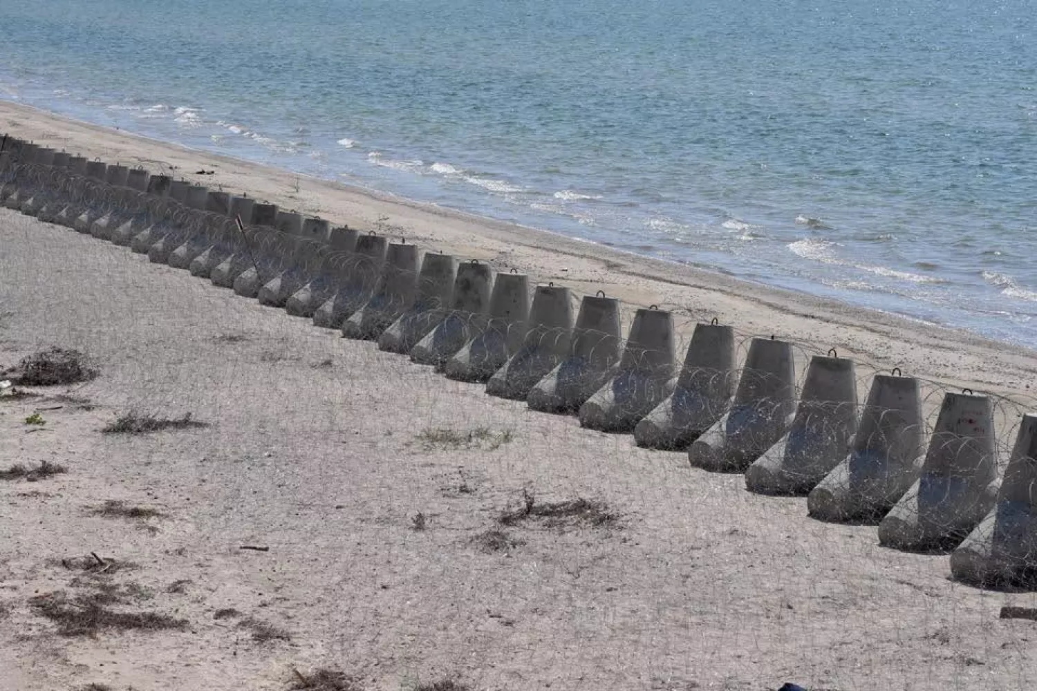 Бетонні конструкції на пляжі у Коблевому. Фото: ТРО 123 бригада