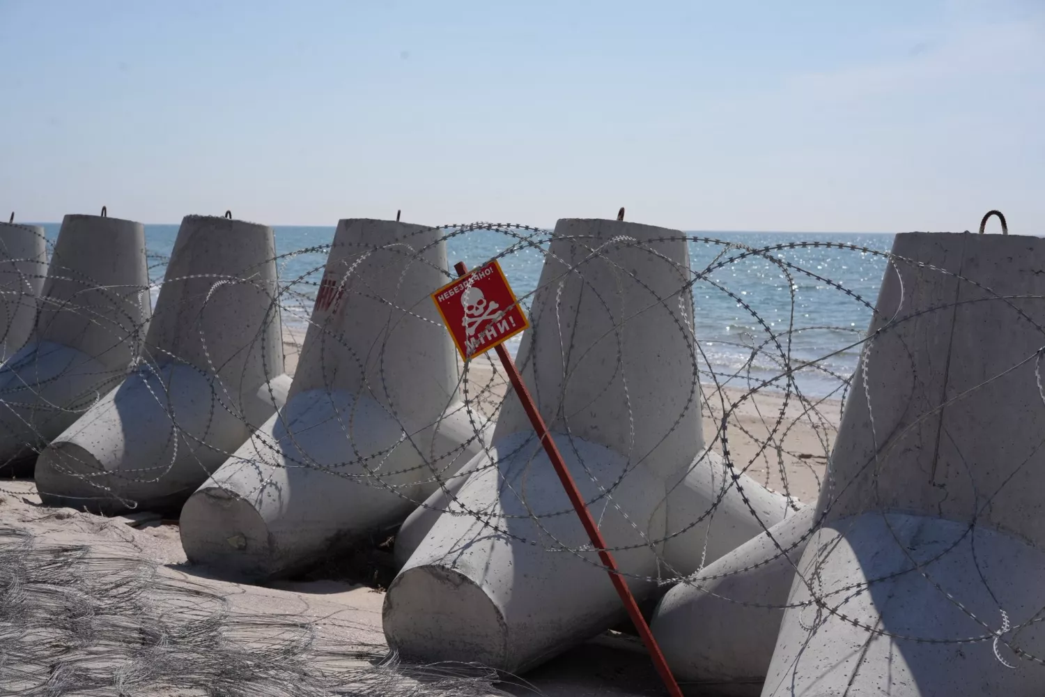 Бетонні конструкції на пляжі у Коблевому. Фото: ТРО 123 бригада