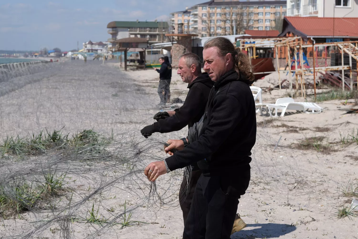 Бетонні конструкції на пляжі у Коблевому. Фото: ТРО 123 бригада