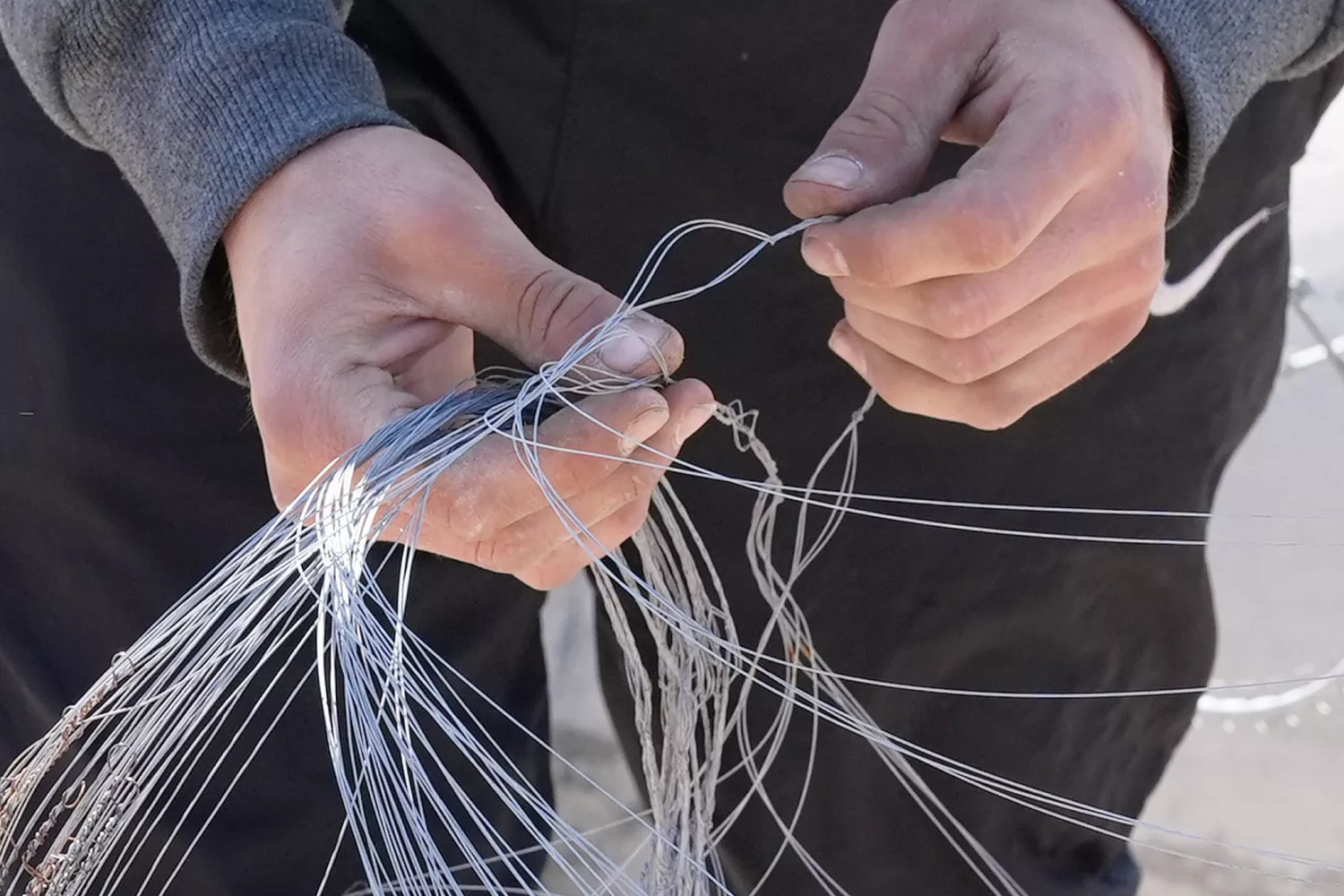 Бетонні конструкції на пляжі у Коблевому. Фото: ТРО 123 бригада