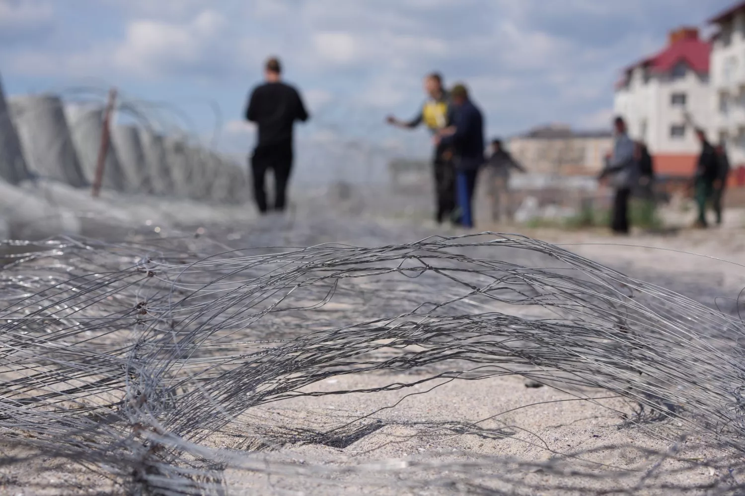 Бетонні конструкції на пляжі у Коблевому. Фото: ТРО 123 бригада
