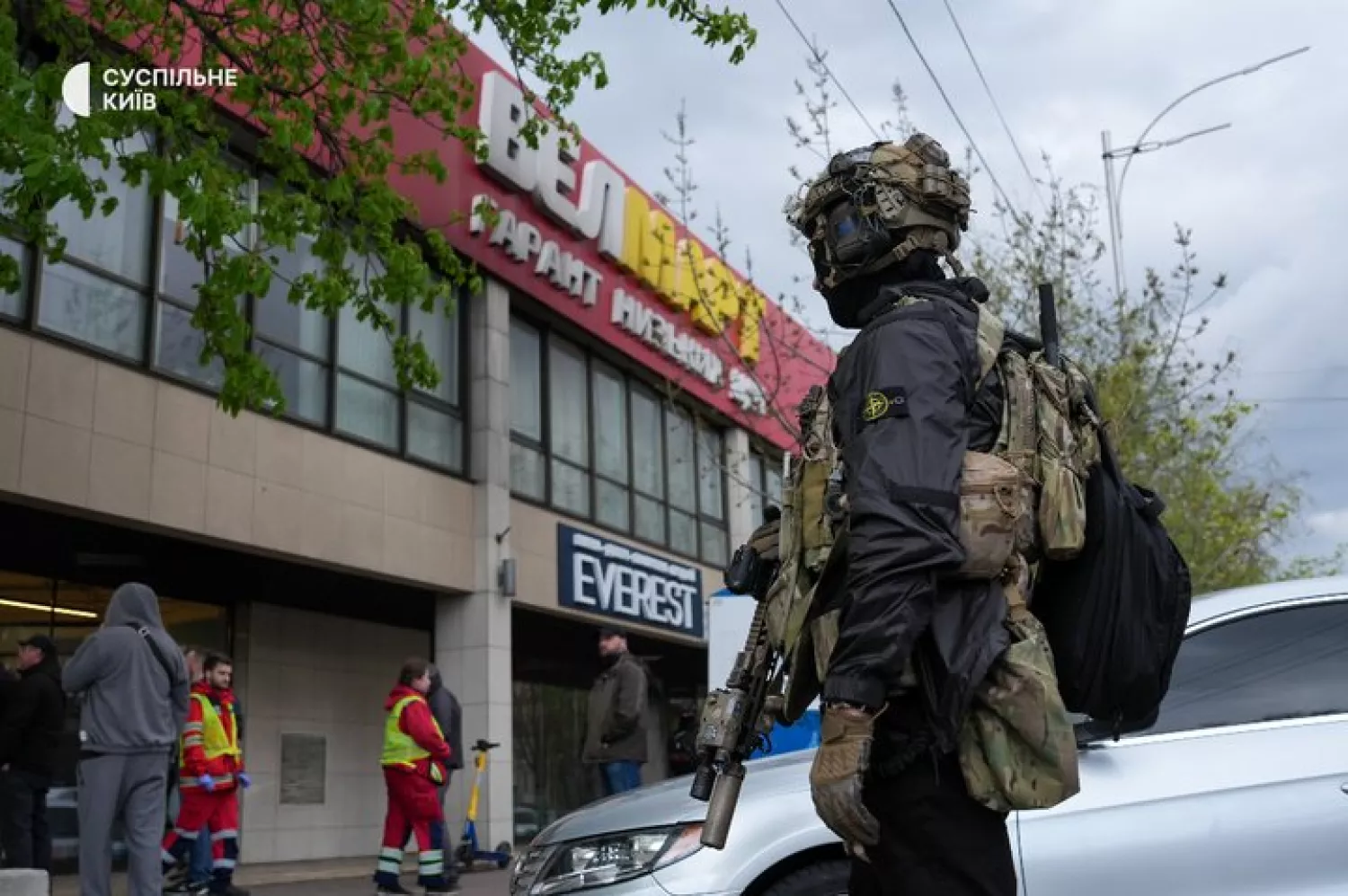 Поліція на місці стрілянини у Голосіївському районі, внаслідок якої загинули люди. Фото: Суспільне