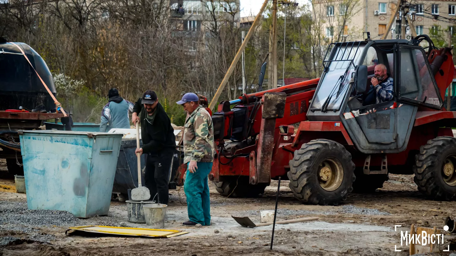 Облаштовують Алею Слави. Фото: Сергій Овчаришин / НикВести