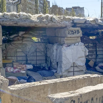 Колишні бліндажі та багатоповерхівка, фото НикВести