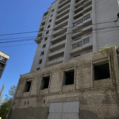 Колишні бліндажі та багатоповерхівка, фото НикВести