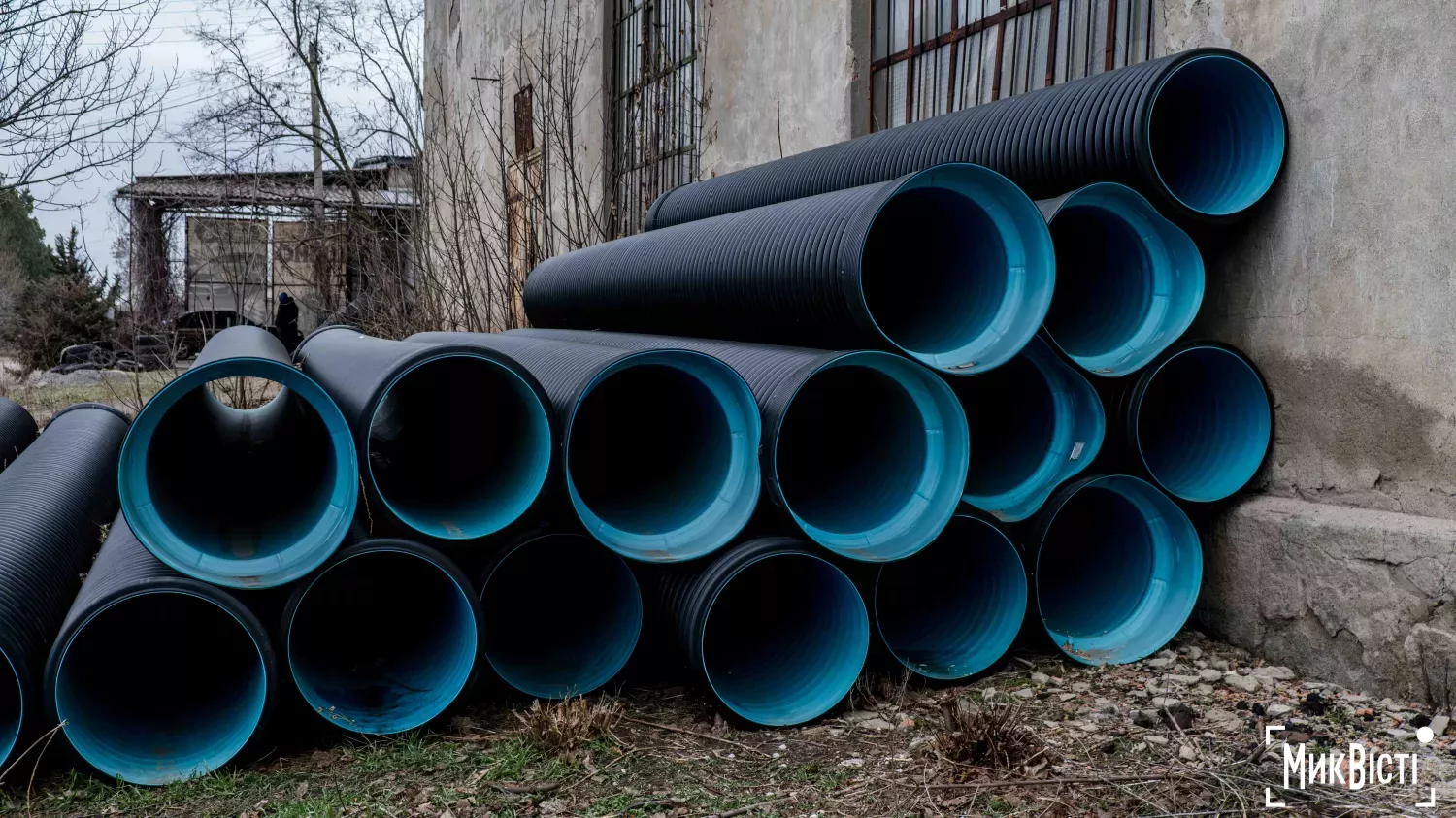 Труби, які використовуватимуть для будівництва водогону в Доманівці. Фото: НикВести