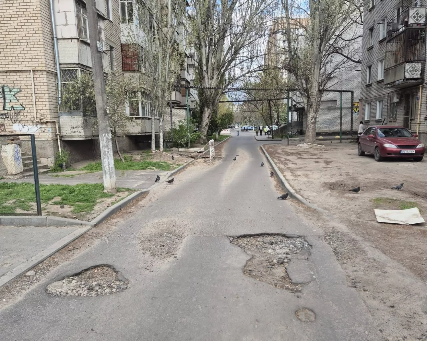 Миколаївці просять відремонтувати асфальт після робіт водоканалу на Севастопільській. Фото Олексій Бичковський