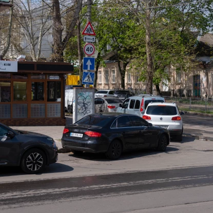 Затор по вулиці Маріупольській через черергу на McDrive. Фото: МикВісті/Кірілл Витвицький