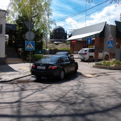 Затор по вулиці Маріупольській через черергу на McDrive. Фото: МикВісті/Кірілл Витвицький