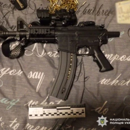 Зброя і патрони, які вилучили у чоловіка. Фото: поліція Києва