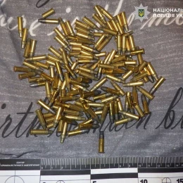 Зброя і патрони, які вилучили у чоловіка. Фото: поліція Києва