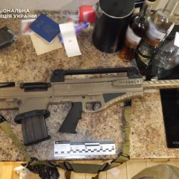 Зброя і патрони, які вилучили у чоловіка. Фото: поліція Києва