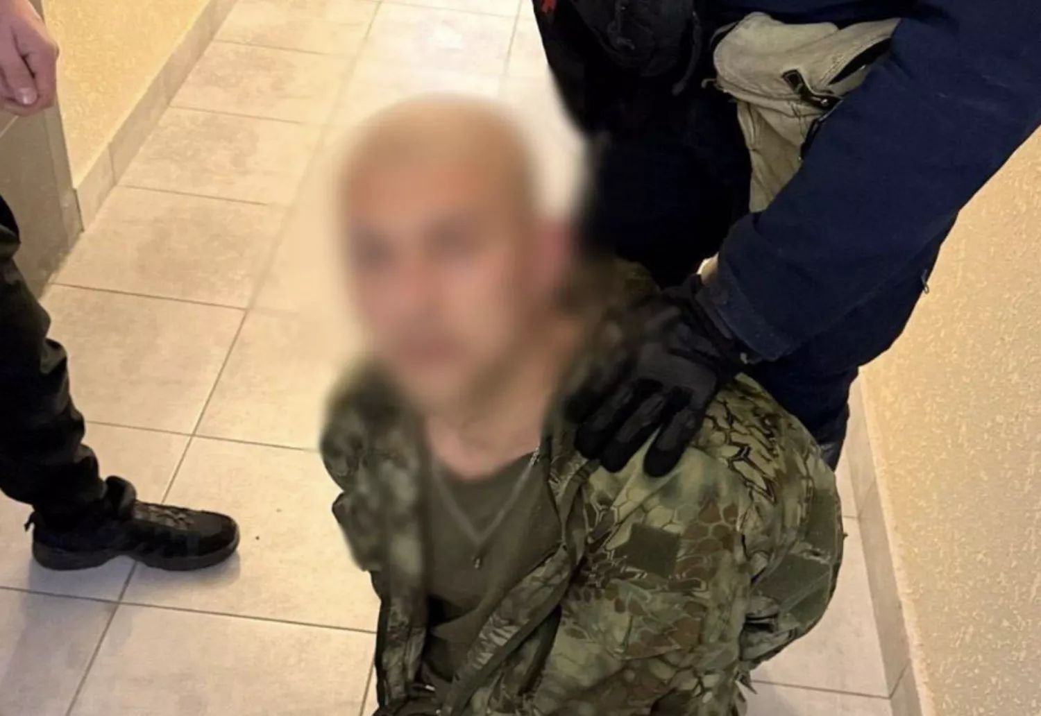 Затриманий чоловік, який ходив з автоматом по ЖК у Києві. Фото: поліція Києва