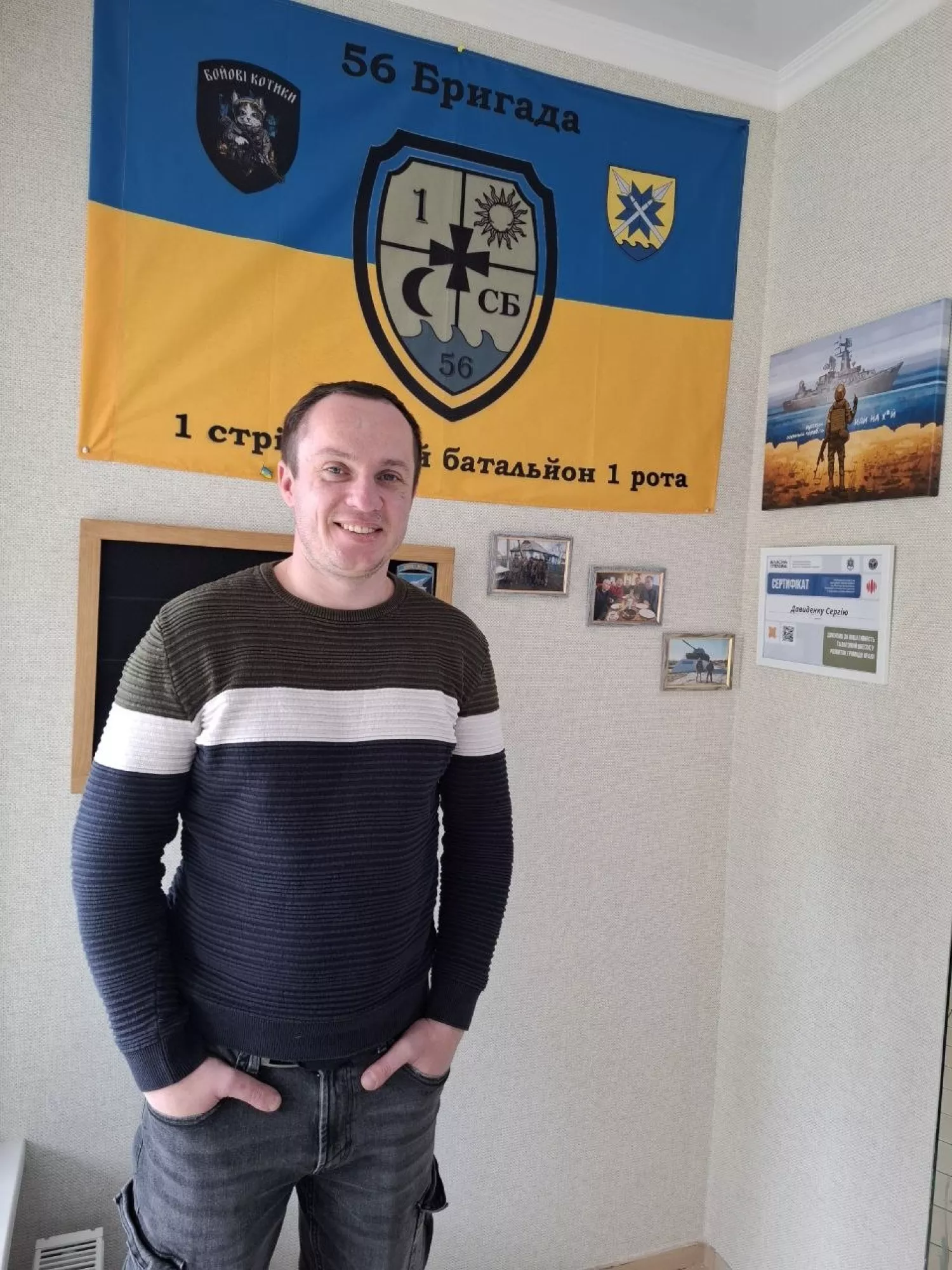 Бойові побратими передали ветерану прапор бригади. Фото: Сергій Давиденко