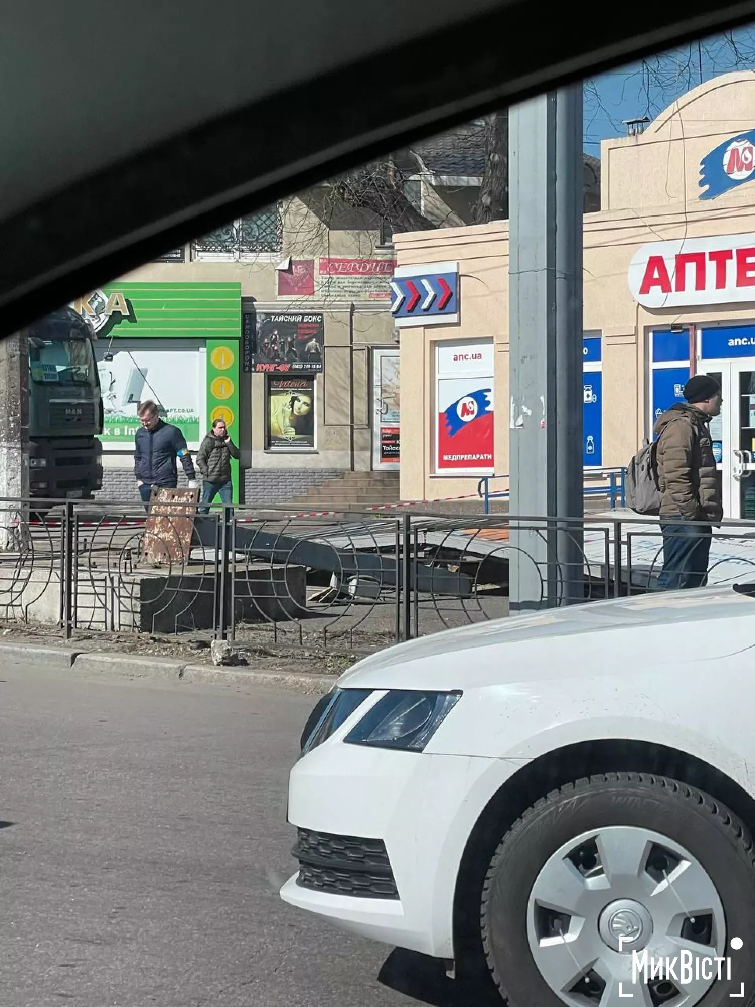 Демонтаж рекламних конструкцій  у Миколаєві у 2022 році. Архівне фото НикВести