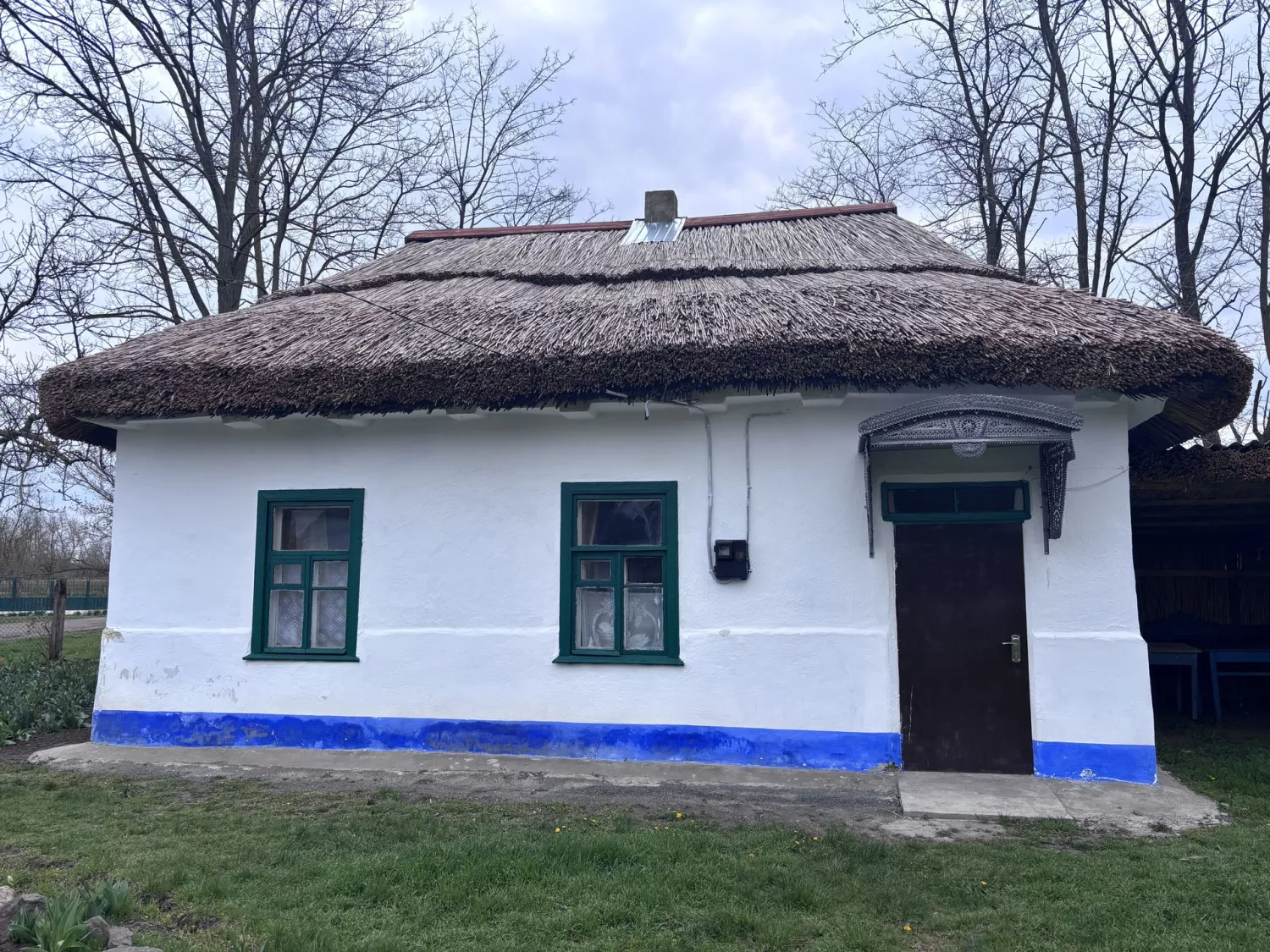 Хата під очеретом на Миколаївщині. Фото: Суспільне Миколаїв