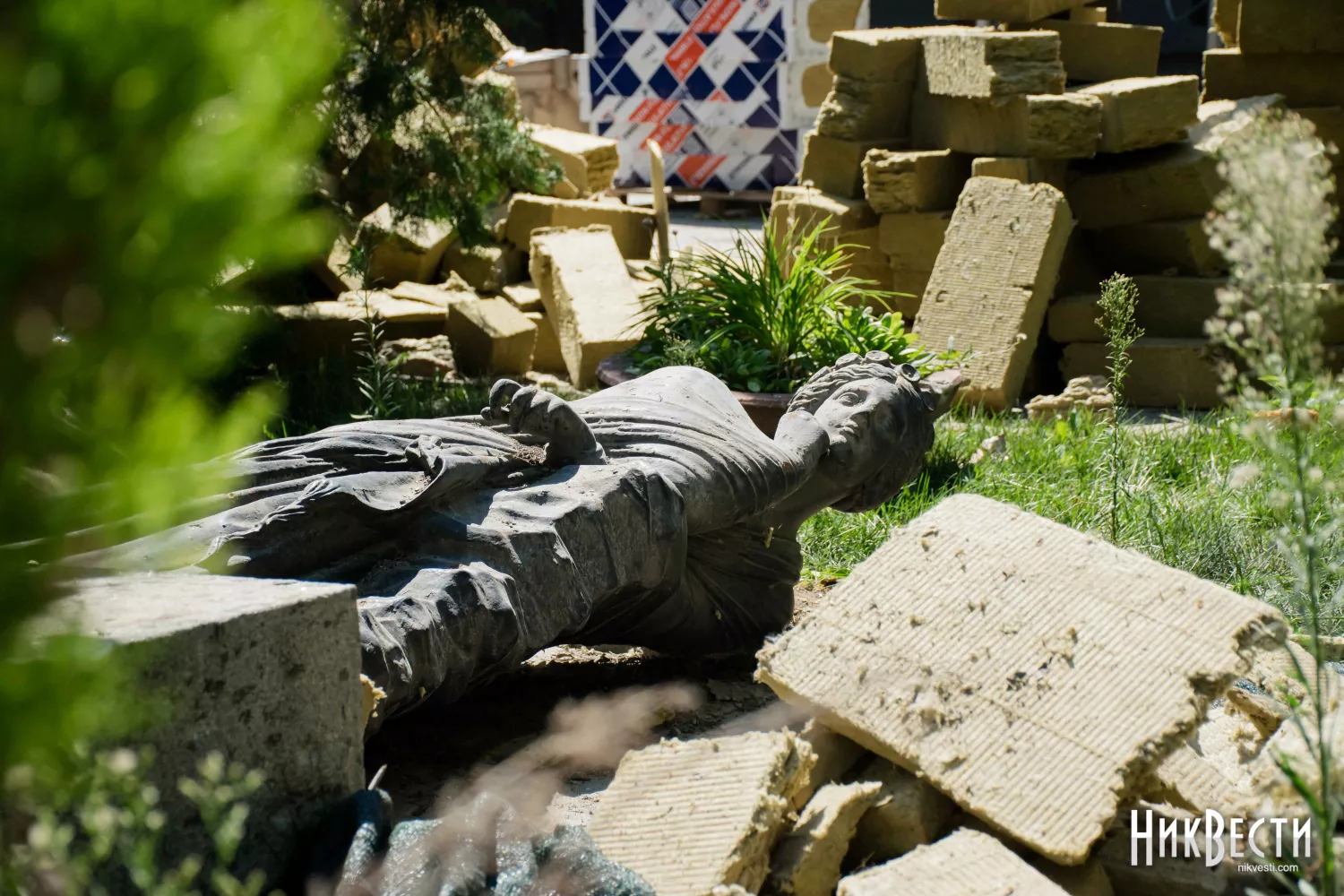 Скульптура на території театру після російського обстрілу восени 2022 року. Архівне фото НикВести