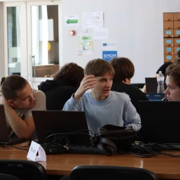 Студенти об’єдналися у команди та створювали цифрові проєкти. Фото: МикВісті