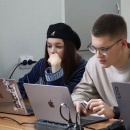 Студенти об’єдналися у команди та створювали цифрові проєкти. Фото: МикВісті