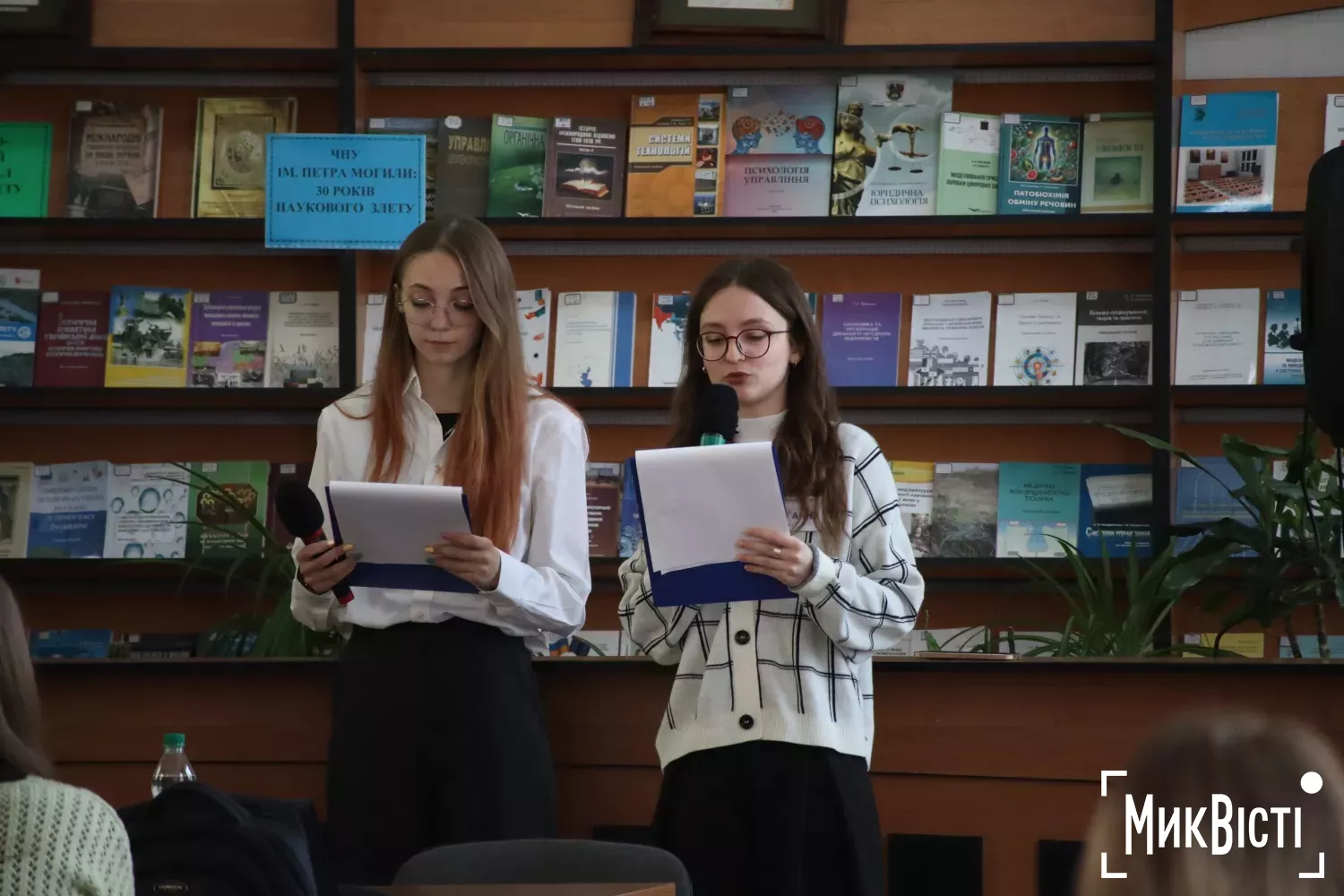 Перший проректор миколаївської Могилянки Юрій Котляр та заступник начальника Миколаївської ОВА з питань цифровізації В’ячеслав Базаренко. Фото: МикВісті