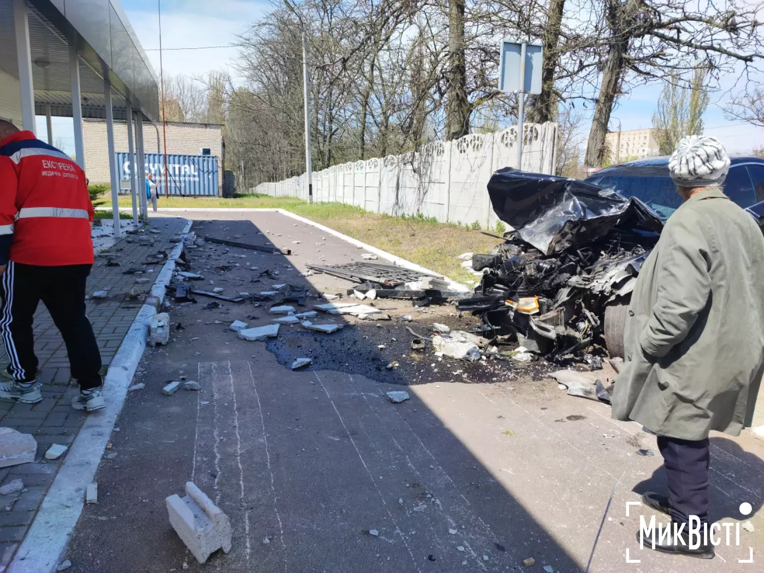 Водій BMW розбив паркан паркан лікарні у Корабельному районі. Фото: МикВісті