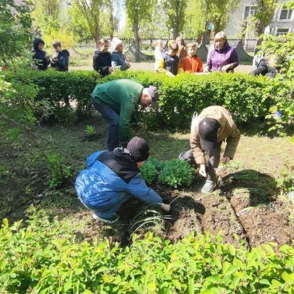 У Миколаєві школярі висадили дерева. Фото: Олександра Ментель